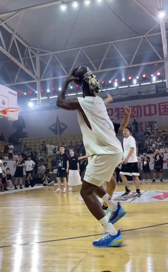 巴特勒重要时刻持续失利，TES带队取胜！观众掌声雷动