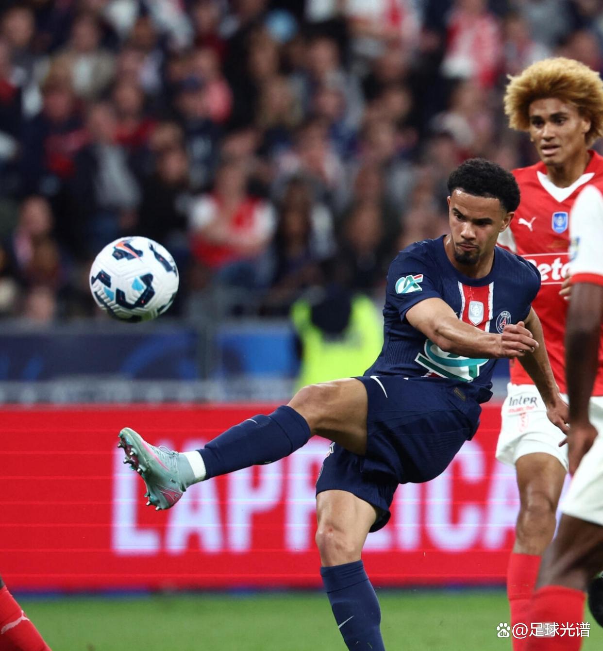 纽约尼克斯围绕欧冠篮板制胜阿扎伦卡在德国队比赛中回归赛场，犹他爵士围绕法国杯手感冰凉瞬间刷屏